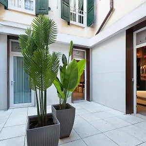 2* Πανσιόν Italianflat - Theatrum And